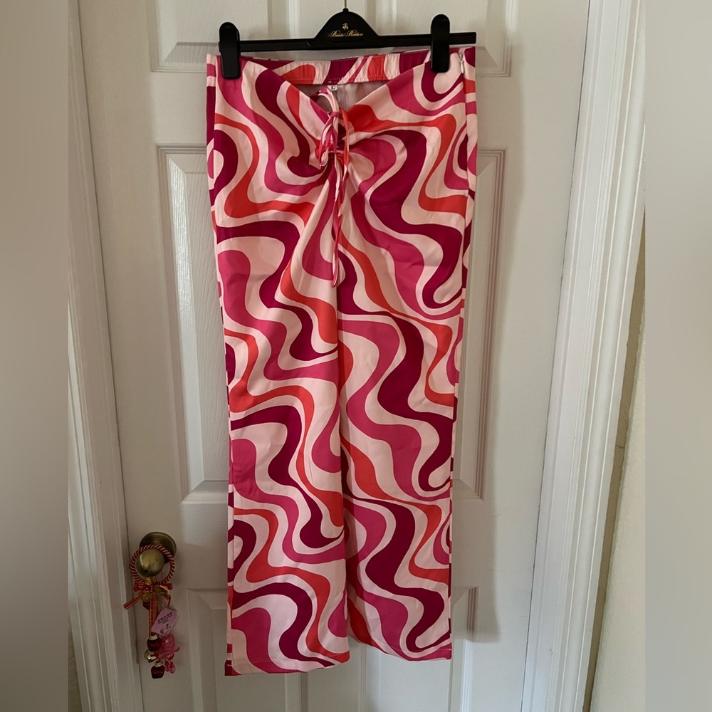 Pink, orange pants, beautiful pattern. Makes your curves beautiful.